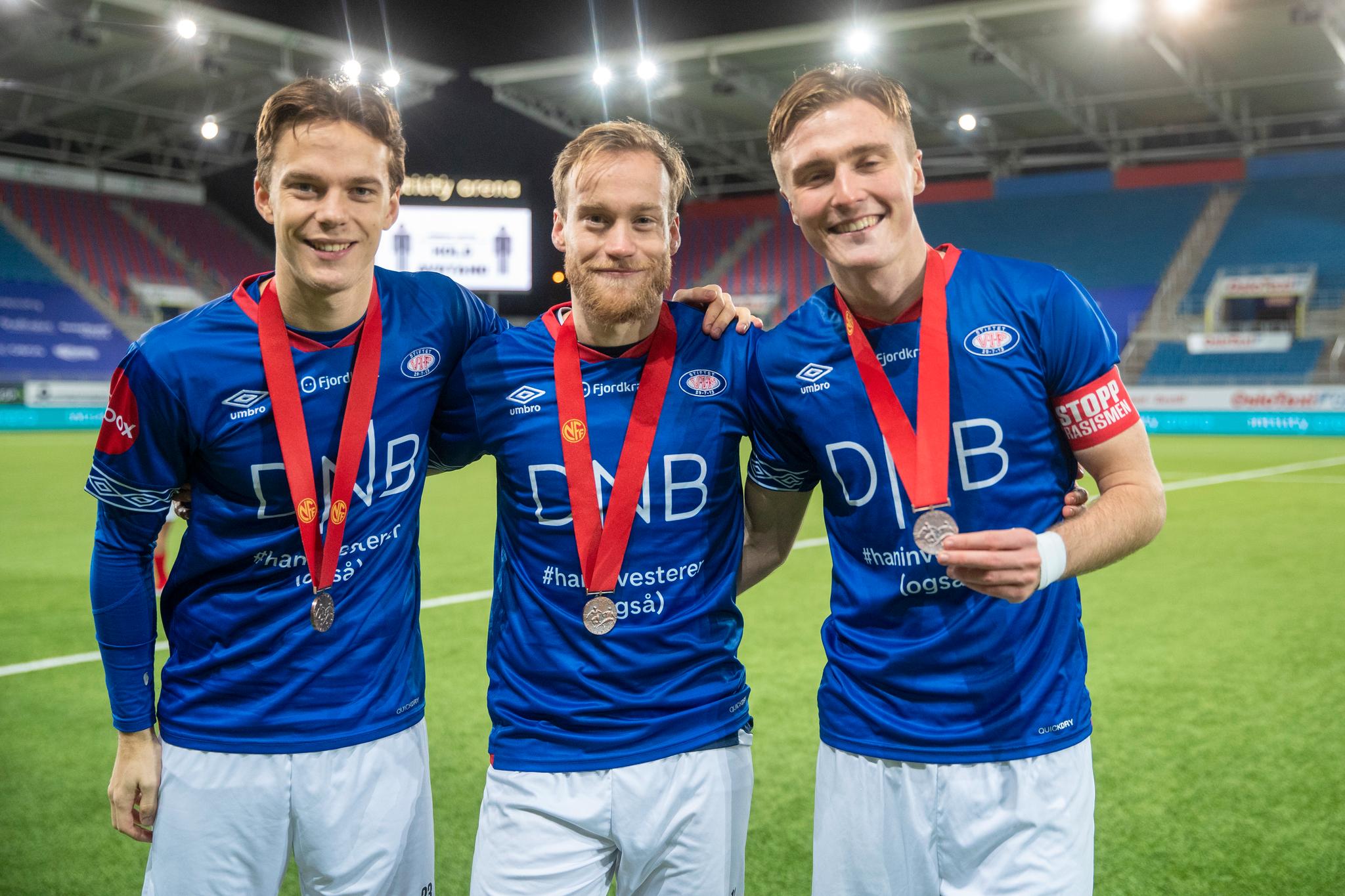 Bård Finne (i midten) feirer bronse i Eliteserien med Felix Horn Myhre (t.v.) og Christian Dahle Borchgrevink.