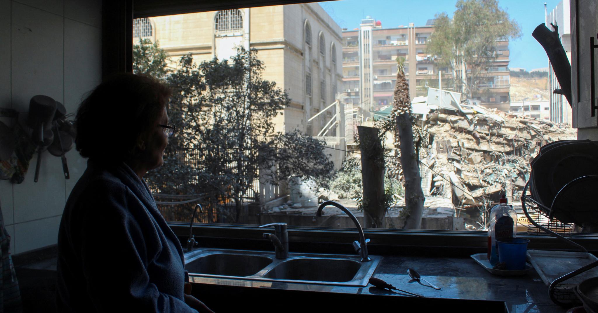 Fra kjøkkenvinduet sitt ser universitetsprofessor Wafaa Badawi rett på ruinene av Irans ambassade i Damaskus. Israel mistenkes for å stå bak bombeangrepet 1. april i år.