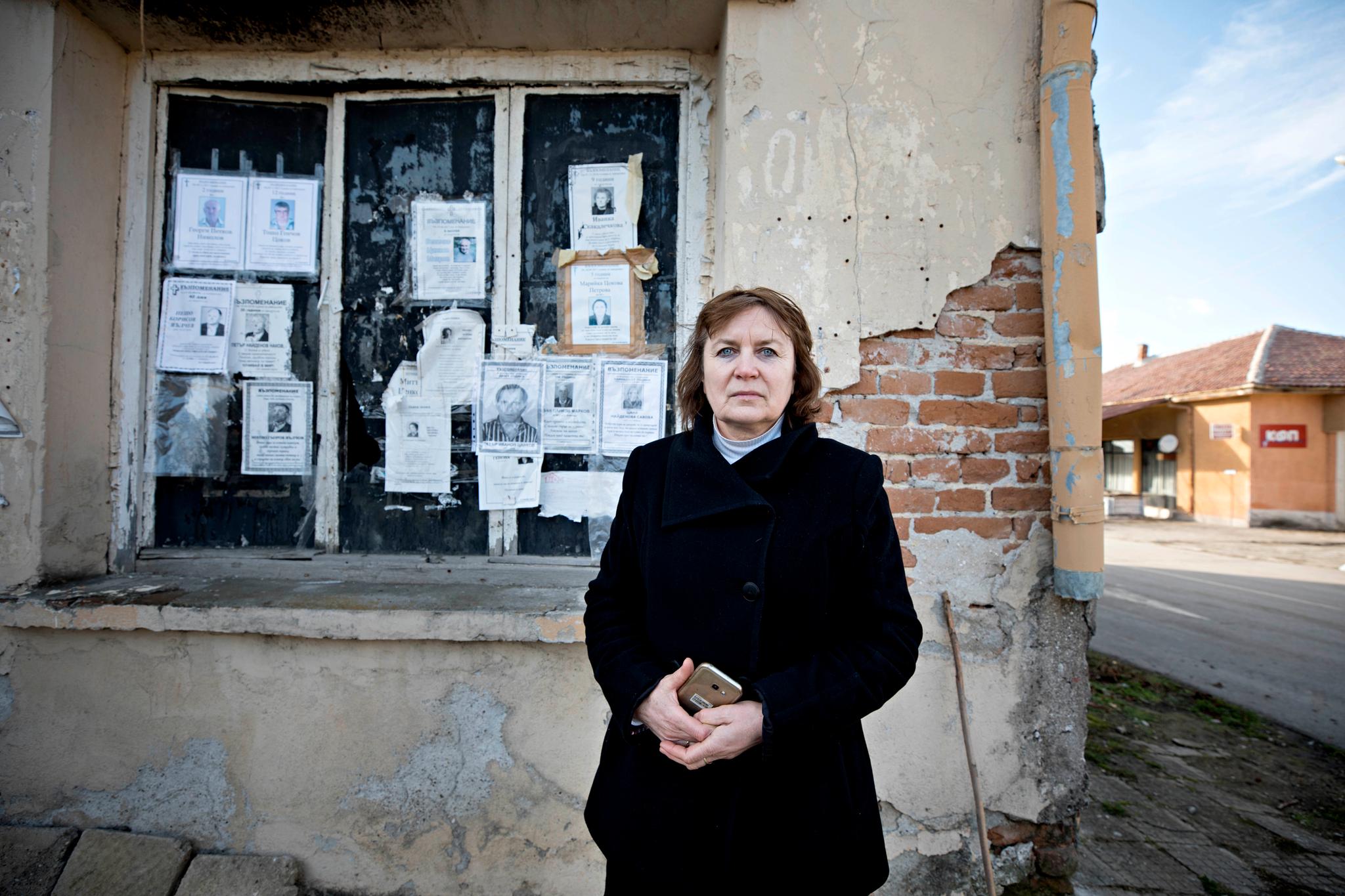 For å minnes de døde henger innbyggerne opp ark med bilde og minneord rundt omkring i kommunen til ordfører Aneta Gencheva.