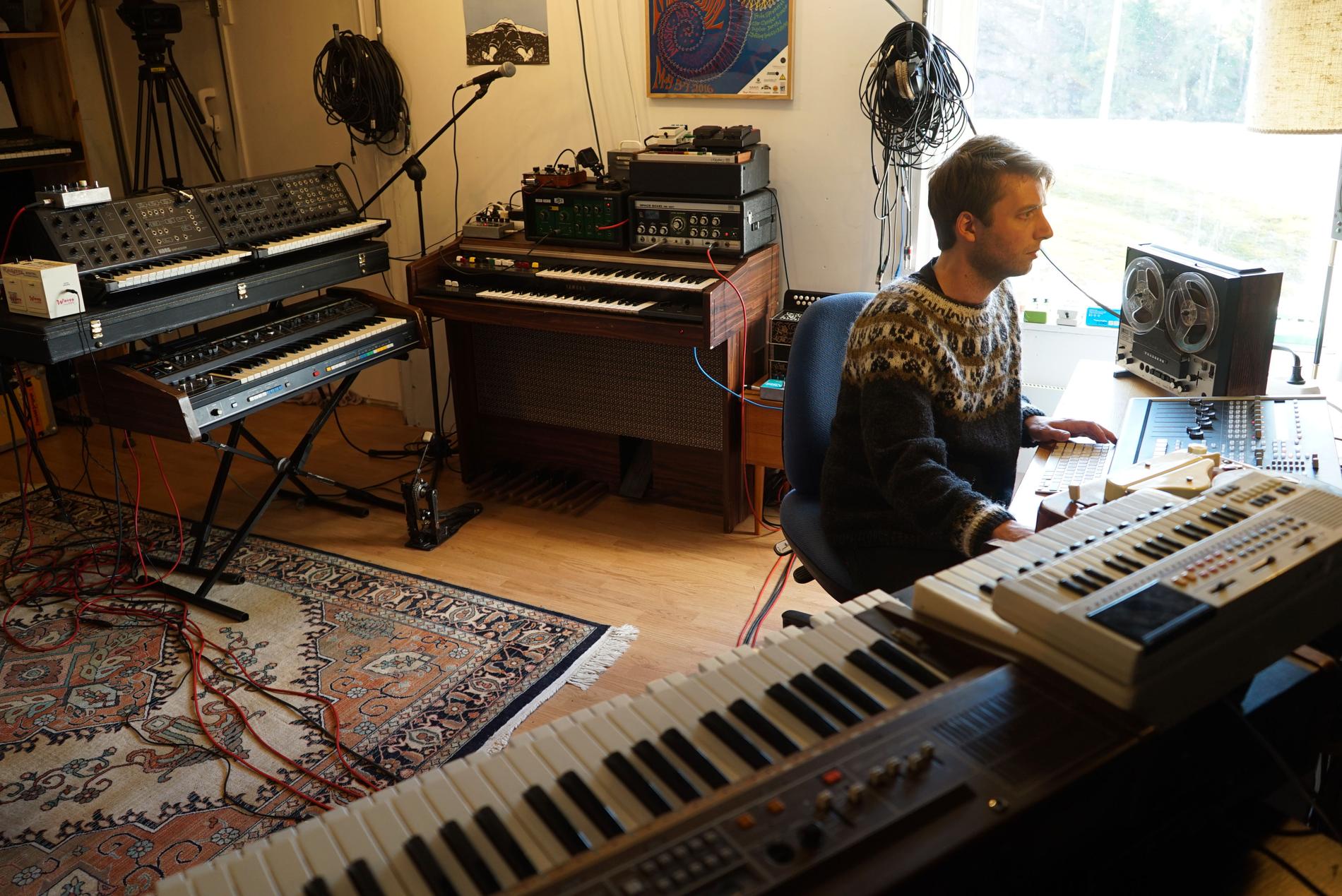 Arne Mathisen har laget "Rural Tapes", som også er navnet på soloprosjektet hans, i studioet han har innredet i en tidlligere låve i Grimstad. 