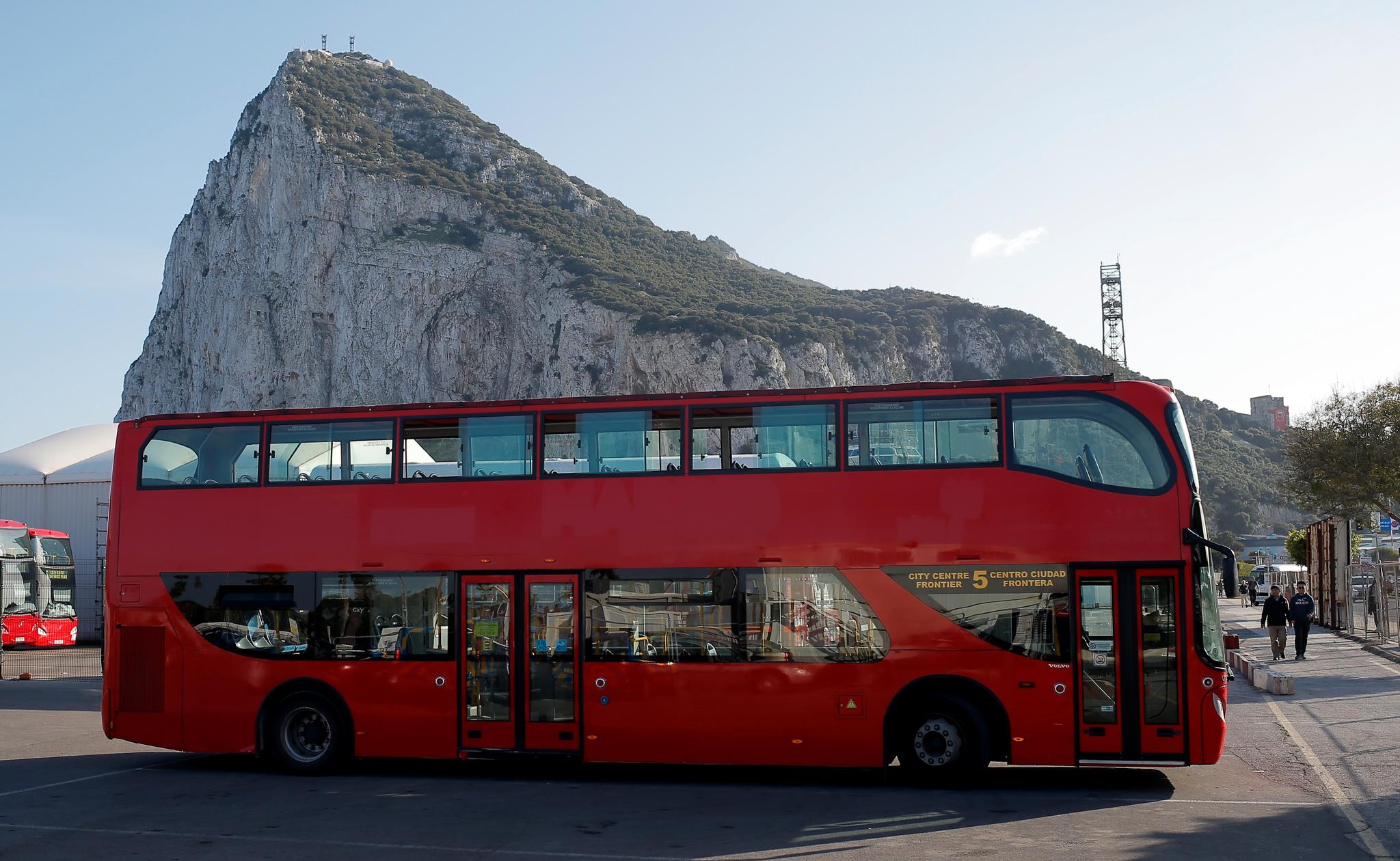 Selv engelske toetasjes busser er å se på Gibraltar.