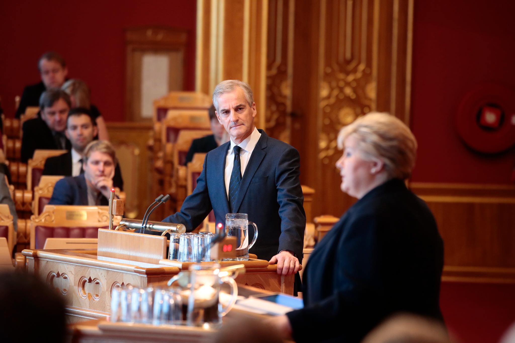 Ap-leder Jonas Gahr Støre sliter, mens statsminister Erna Solberg (H) holder grepet om velgerne for andre måned på rad etter valget. 