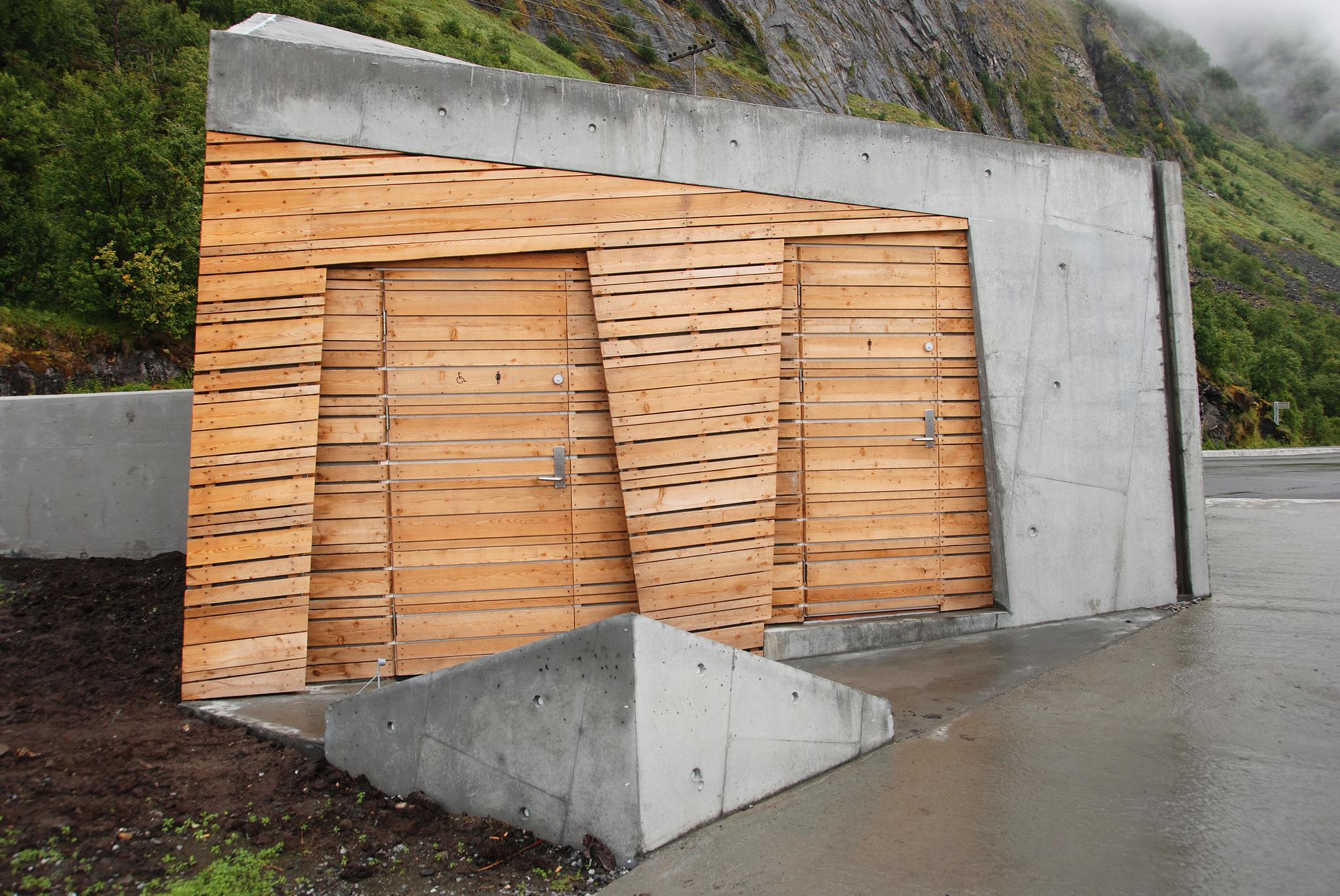Mellom Steinfjorden og Ersfjorden på Senja i Troms og Finnmark, ligger Tungeneset rasteplass. En gangbane i sibirsk lerk leder ut mot svabergene med utsikt mot Okshornan. Arkitekt: Code arkitektur AS.