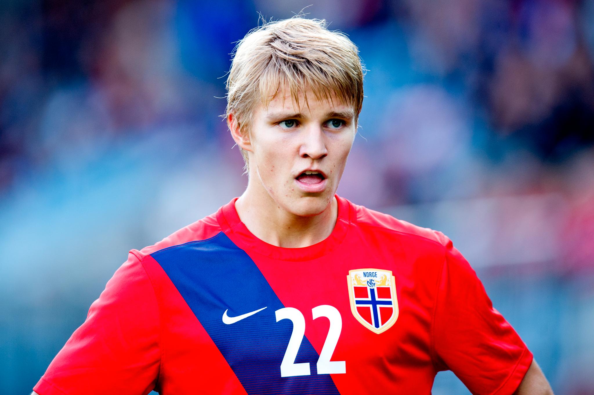 Martin Ødegaard har trent for mye som barn, mener den nederlandske trenerguruen Raymond Verheijen. Her fra en U21-landskamp mot England i fjor.
