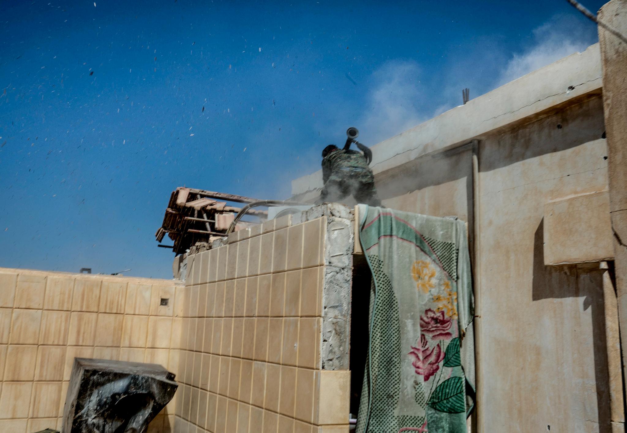 En opprørssoldat avfyrer en rakett mot det statlige sykehuset i Raqqa i helgen. 