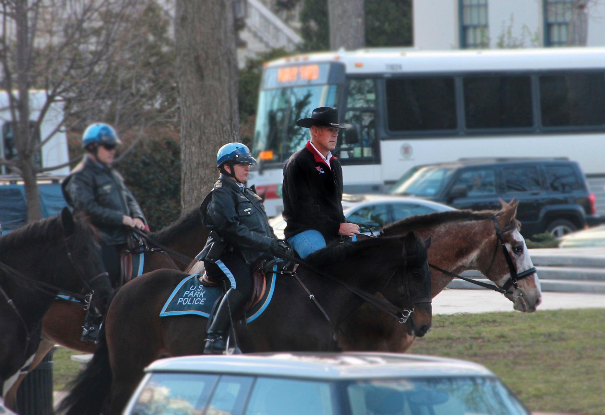 Ryan Zinke vakte oppmerksomhet da han på sin første dag som innenriksminister red gjennom gatene i Washington på hesten sin, Tonto. 