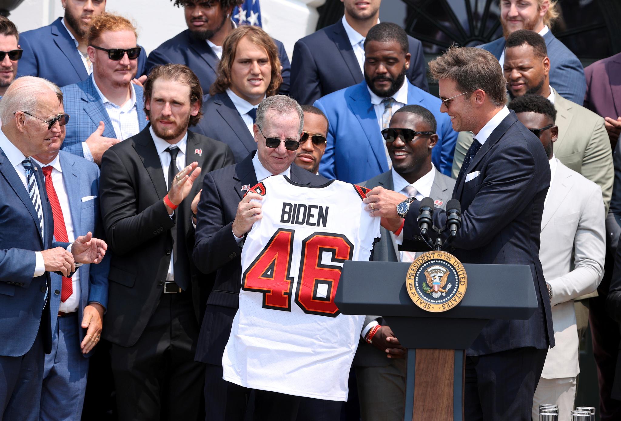 President Joe Biden, som i unge dager selv spilte amerikansk fotball, fikk en gave av Tom Brady og lageier Bryan Glazer: en trøye med tallet 46. Biden er USAs 46. president. 