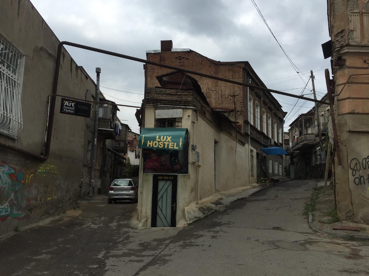 LUKSUS: Gamlebyen i Tbilisi er full av sjarm og pussige hus. Noen deler er nyrenoverte, andre gater er mer slitne. 