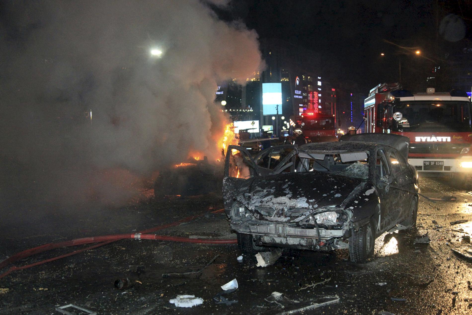 BILBRANN: En bil står i fyr i sentrum av Ankara etter eksplosjonen søndag kveld. 
