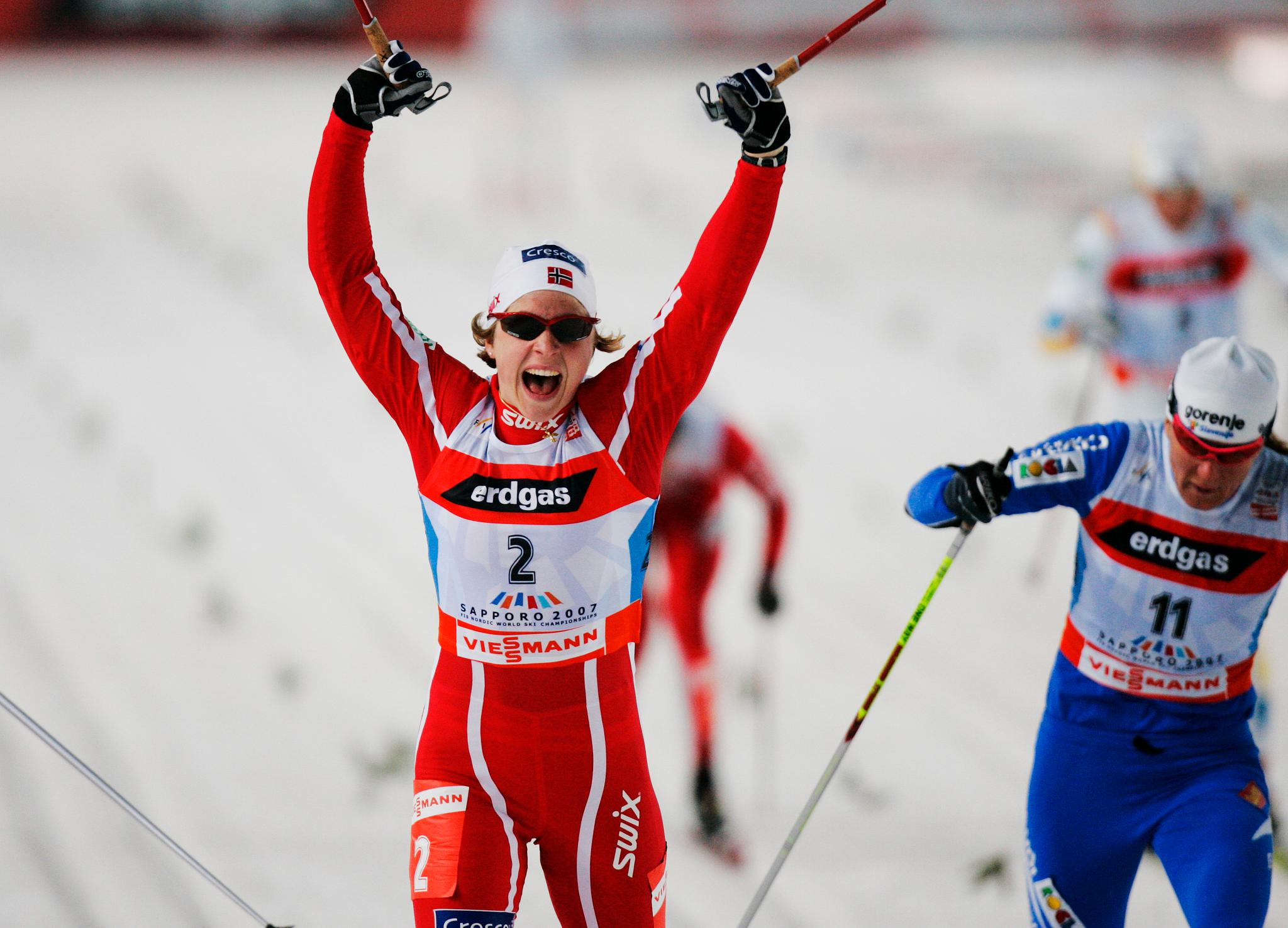 Astrid Uhrenholdt Jacobsen vinner sitt første og eneste individuelle mesterskapsgull på sprinten i Sapporo i 2007. Hun var bare 20 år og ble spådd en lysende fremtid. 