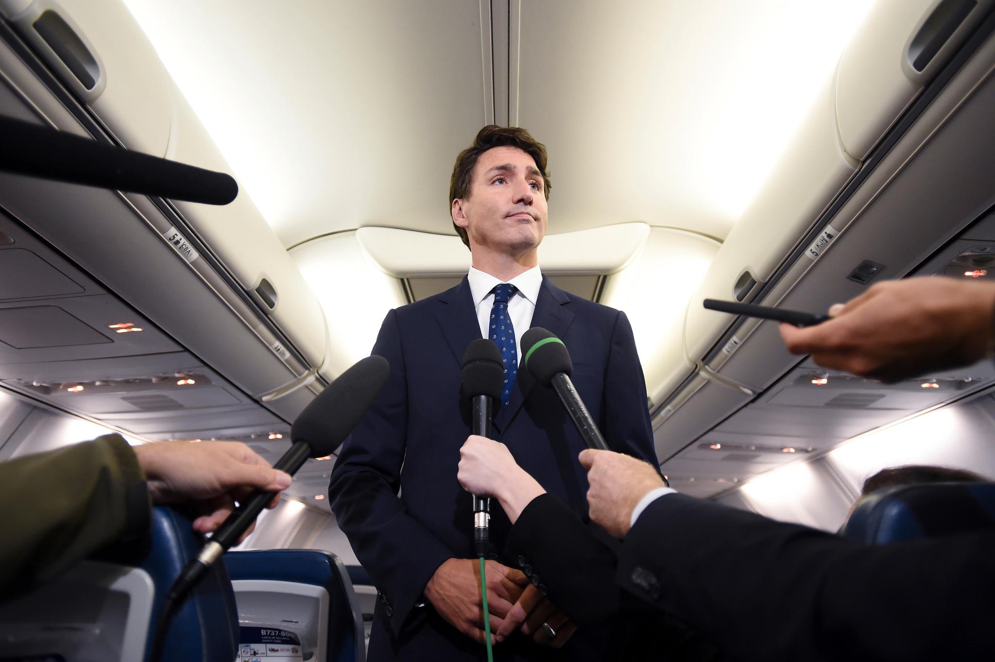 Canadas statsminister Justin Trudeau snakket til journalister i forbindelse med Times' nyhet om at han sminket ansiktet sitt svart i forbindelse med en temafest i 2001. 
