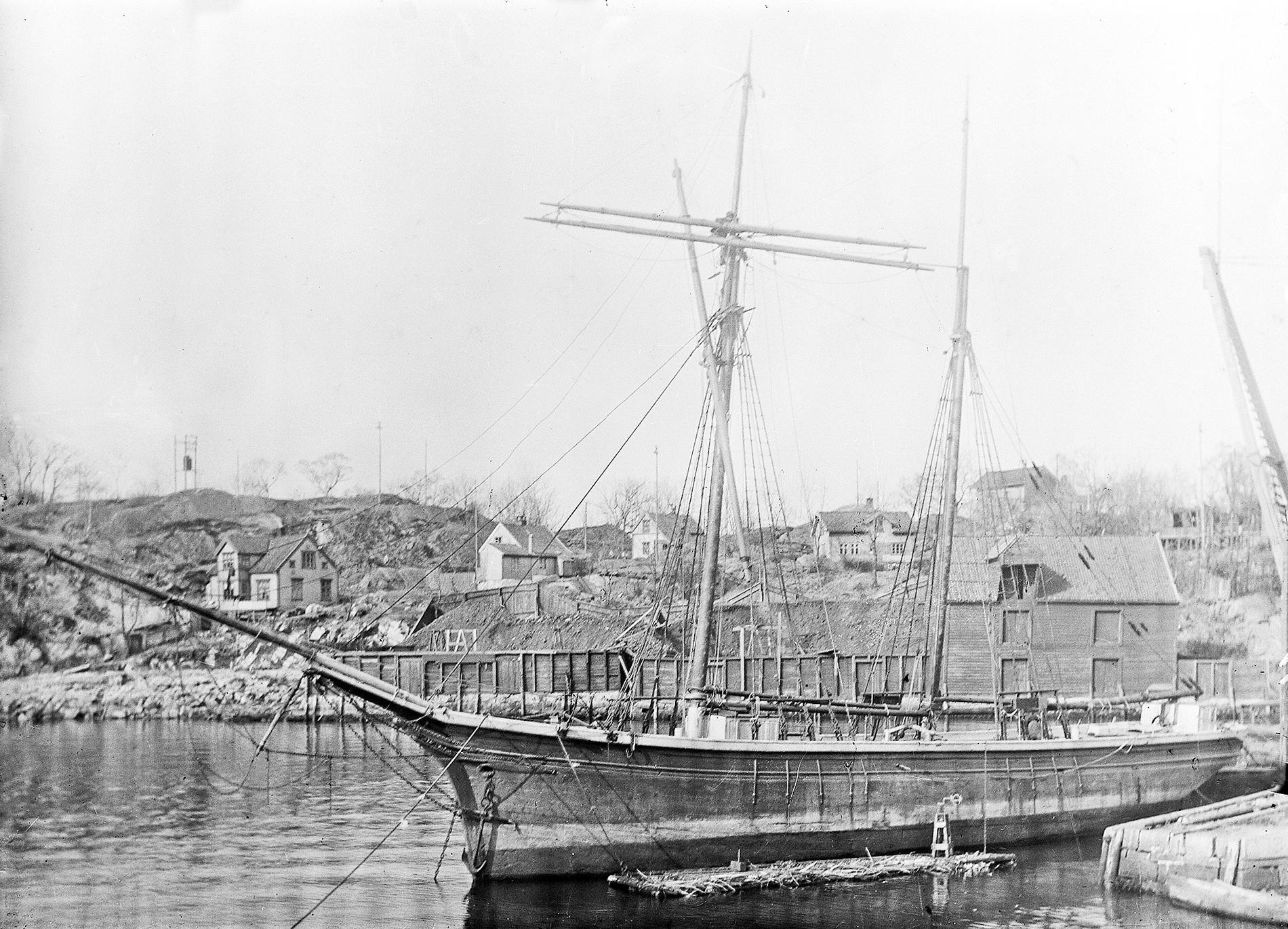 Bebyggelsen på Jægerhaugen sett fra Nyhavn verft. Sjøboden i bakgrunnen, Jægersminde 14 var i 1880-årene eiet av skipsreder Peter Gabriel Halvorsen. Senere eier var Halvorsens Kulkompani, som ble drevet av hans sønn, Thorvald Halvorsen.