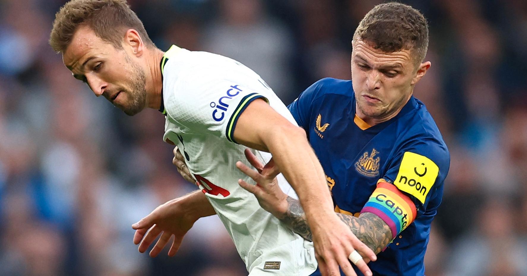 Newcastles Kieran Trippers spilte med regnbuefarget kapteinsbind forrige helg. Her er han i duell mot Tottenhams Harry Kane.