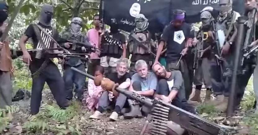 BRUTALT: Islamistgruppen Abu Sayyaf har holdt Kjartan Sekkingstad (til h.) som gissel siden september i fjor.