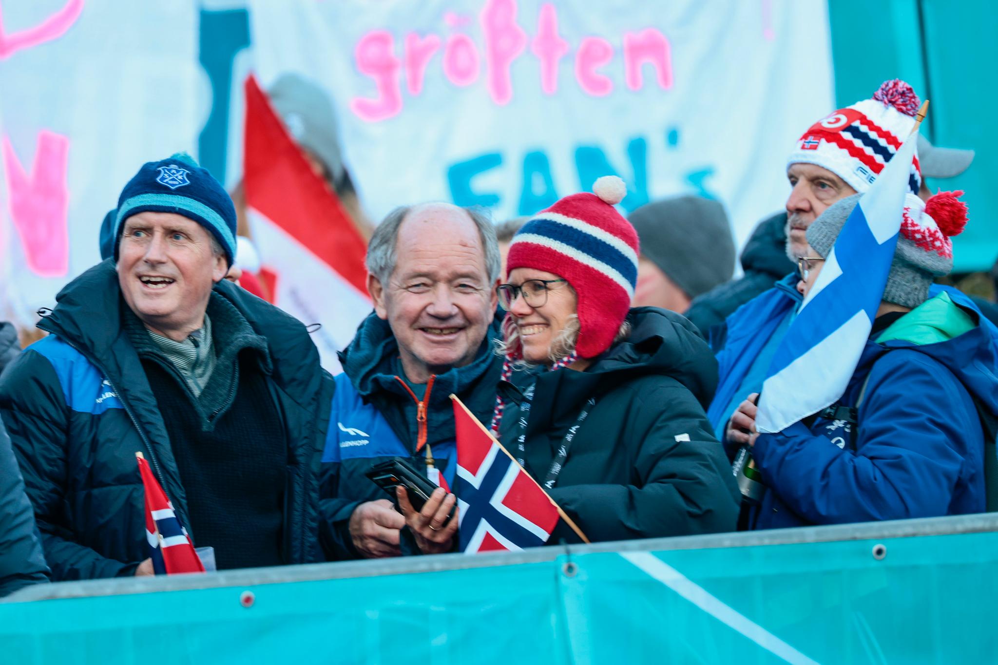 PÅ PLASS: Mamma Marit Egner (med lue i rødt, hvitt og blått) på plass sammen med mannen Svein Granerud (t.v.) og leder av Kollenhopp Roar Gaustad. Helt til høyre Alexander Stöckls far, Paul Stöckl i Paul Außerleitner-bakken i Bischofshofen.