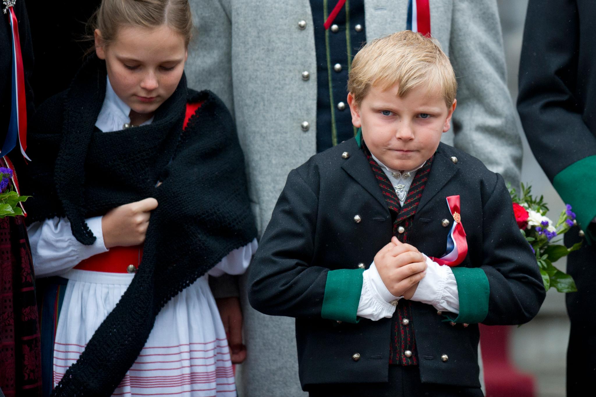 Kulden varer helt til påske. Og trolig mye lenger. Som 17. mai i 2015. Da var det bitende kaldt for prinsesse Ingrid Alexandra og prins Sverre Magnus da de hilste barnetoget utenfor Skaugum.
