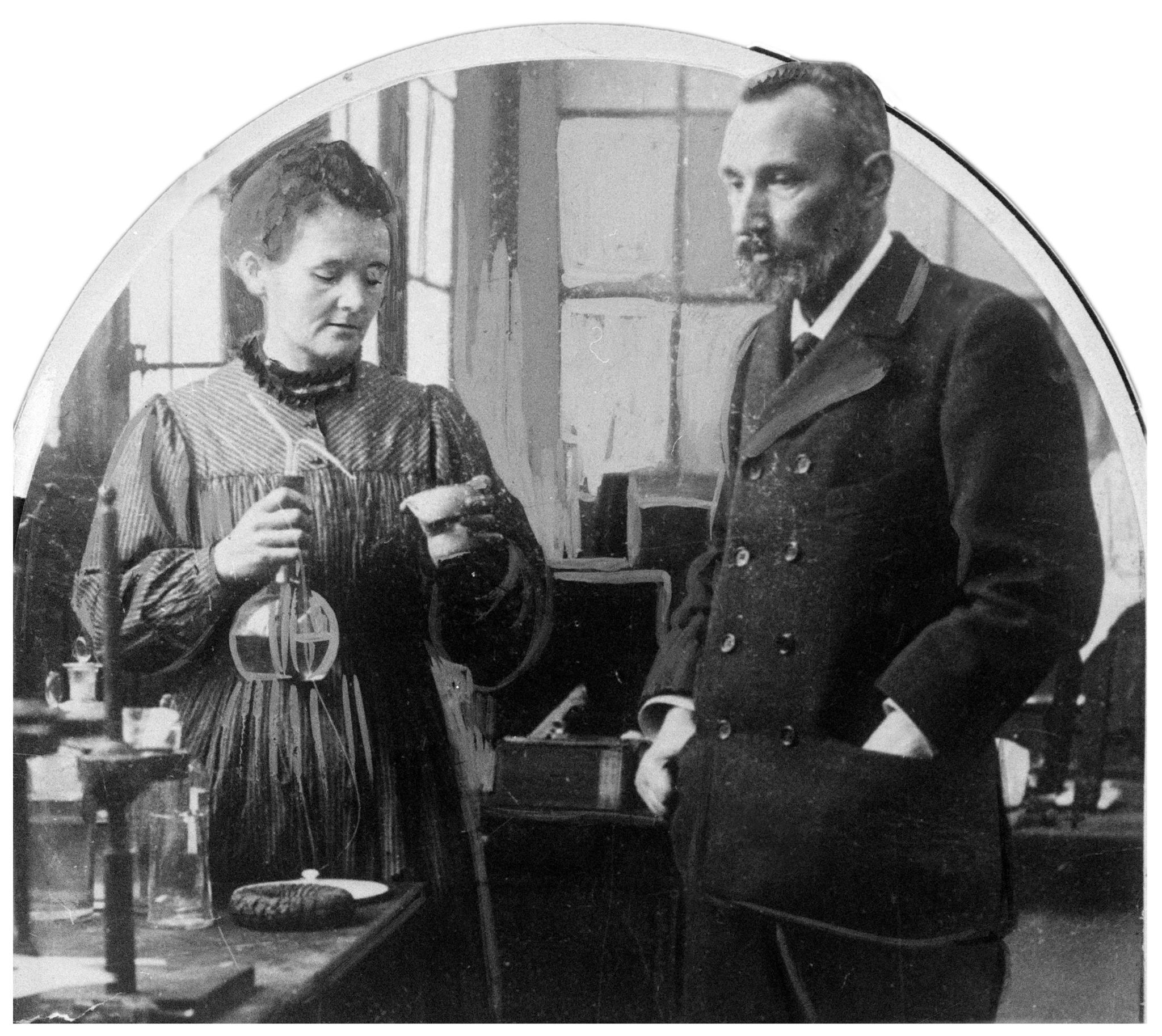 «MEN KAN DU TWERKE?» Marie og Pierre Curie i sitt laboratorium. Det var her Pierre, ifølge Hugh Grant, stilte «twerke-spørsmålet».