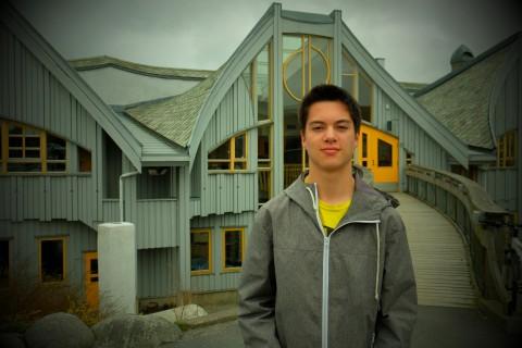 Lars Gabriel U. Slettebø trekker frem selve skolebygget til Steinerskolen for å vise hva som er spesielt.