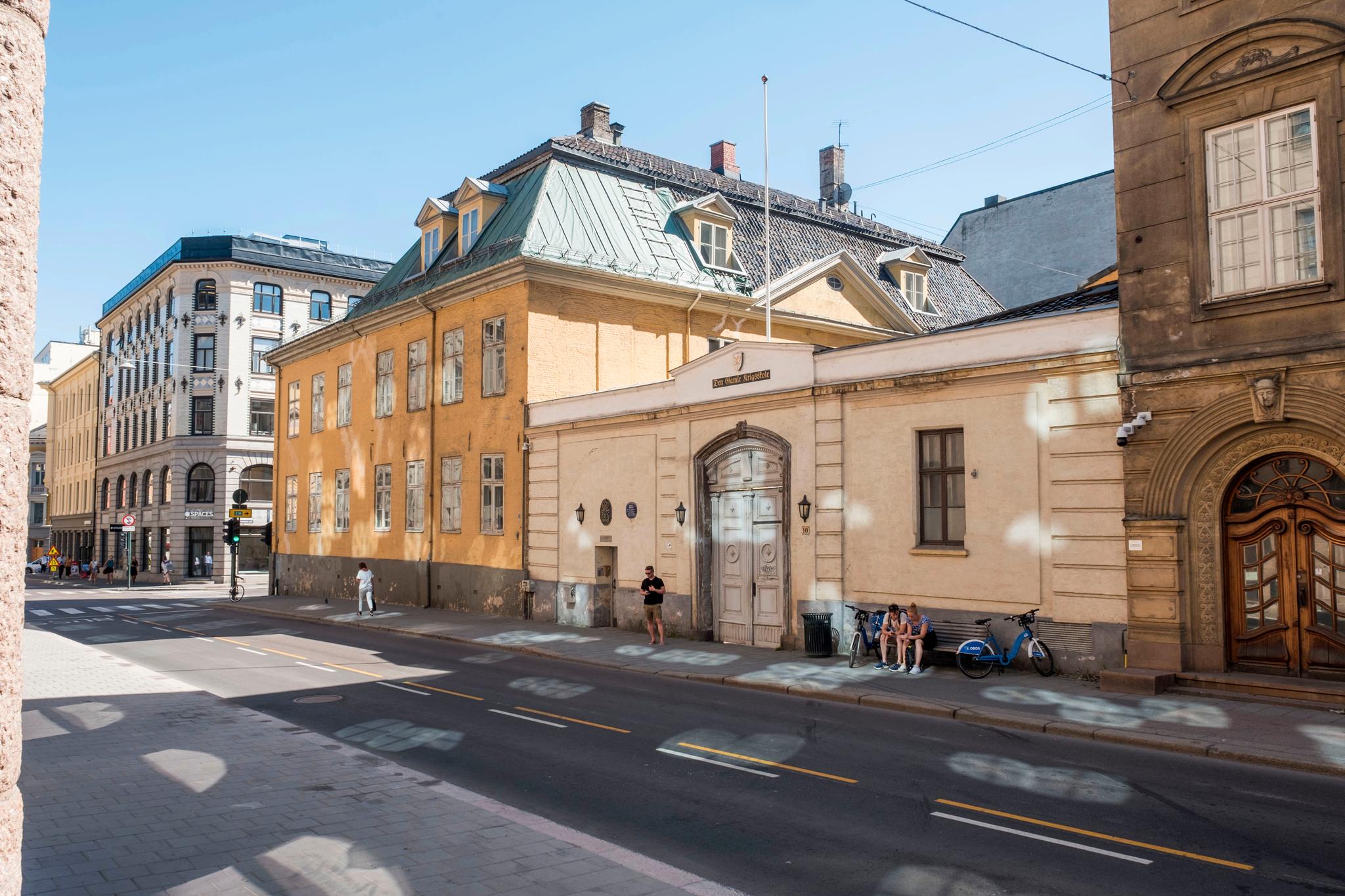 Den gamle krigsskole i Oslo ble oppført ca. 1640 av kansler Jens Bjelke. Nå vil forsvarsminister Frank Bakke-Jensen (H) selge den på det åpne marked.