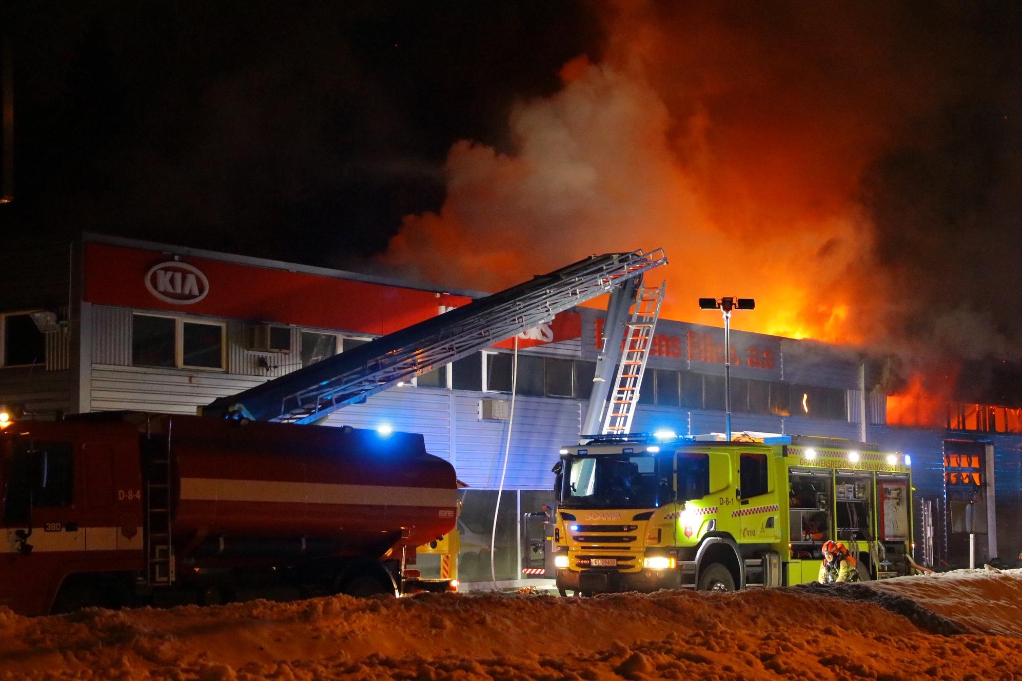 Det brant kraftig i en bilforretning i Hokksund i Buskerud natt til fredag.