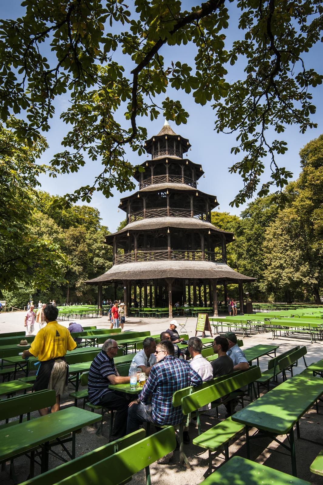 ENGLISCHER GARTEN: Det kinesiske tårn i Englischer Garten er sentrum for byens nest største og kanskje mest gjenkjennelige ølhage. I sommermånedene kan opp til 7000 mennesker samles her.