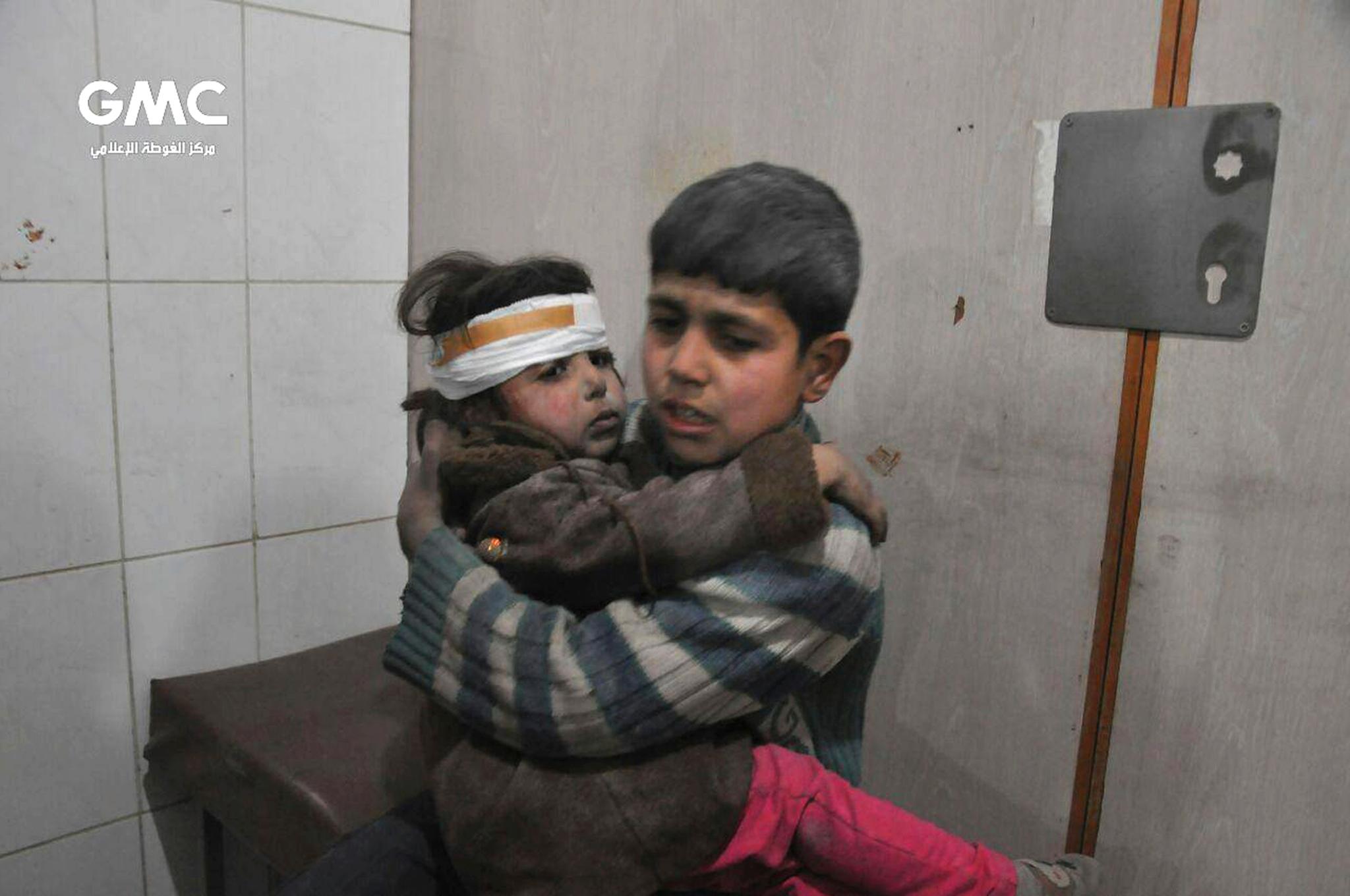 To syriske barn som ble skadet i et luftangrep sitter på et provisorisk sykehus i Øst-Ghouta etter flyangrep onsdag. Bildet er videreformidlet av Ghouta Media Center og verifisert av nyhetsbyrået AP.