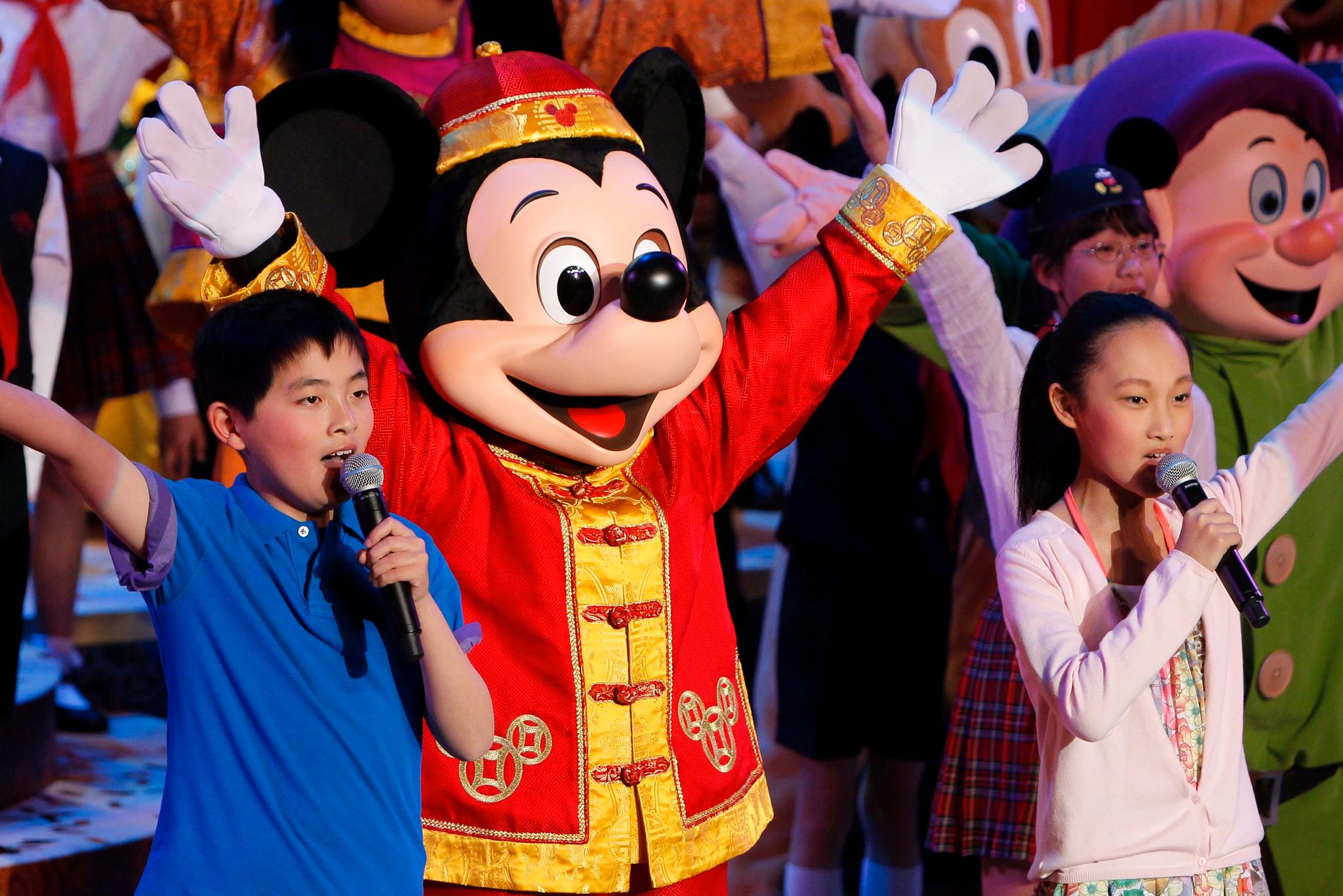 Mikke Mus og andre fantasi-favoritter opptrådte med kinesiske barn da grunnstenen til Disneyland i Shanghai ble lagt for fem år siden. Nå er det like før parken åpner.