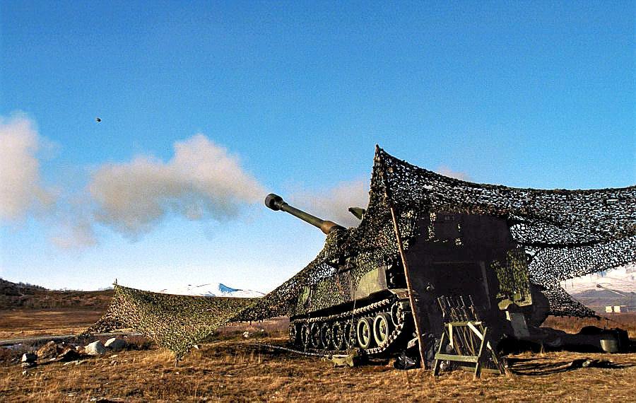 M109-vognene, som er en selvdrevet haubits, er det nærmeste man kommer klassiske kanoner i det norske forsvaret. Slike vogner, som Norge nå skal kjøpe nye av, kan skyte granater som kan treffe mål opp mot 50–60 kilometer. 