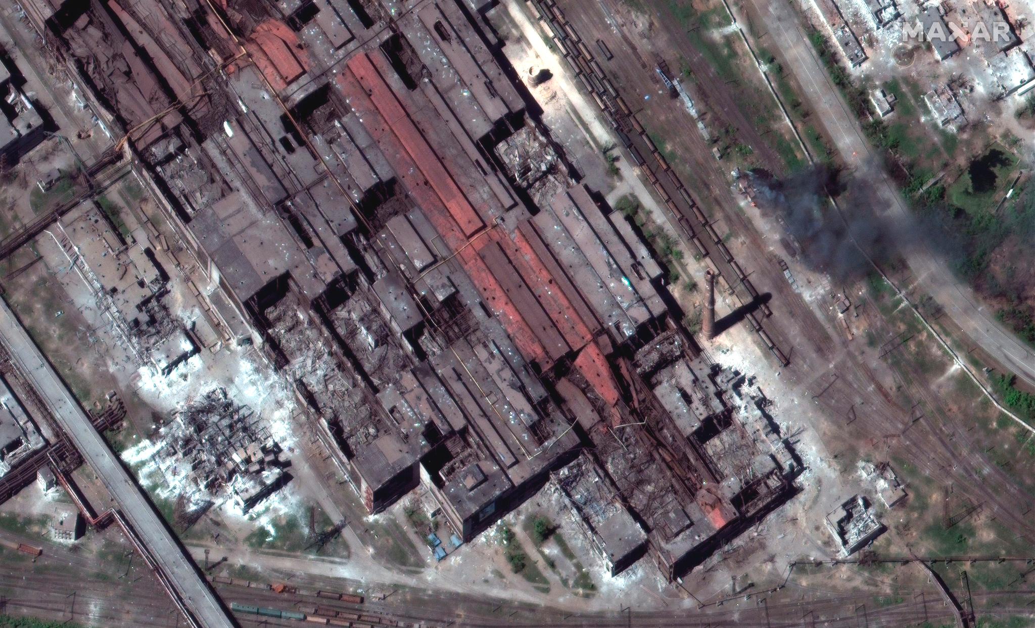 Det enorme stålverket Azovstal var på et tidspunkt ly for rundt 1.000 sivile og 2.000 soldater, ifølge ukrainske kilder. Bildet er tatt 12. mai og viser østre del av industriområdet. Satellittfoto: Maxar Technologies via AP / NTB