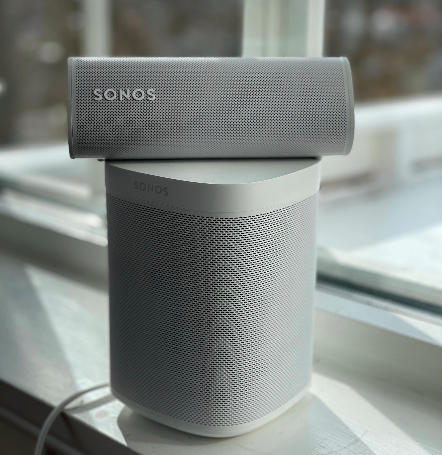 Sonos Roam på toppen av sin stasjonære storebror Sonos One. 