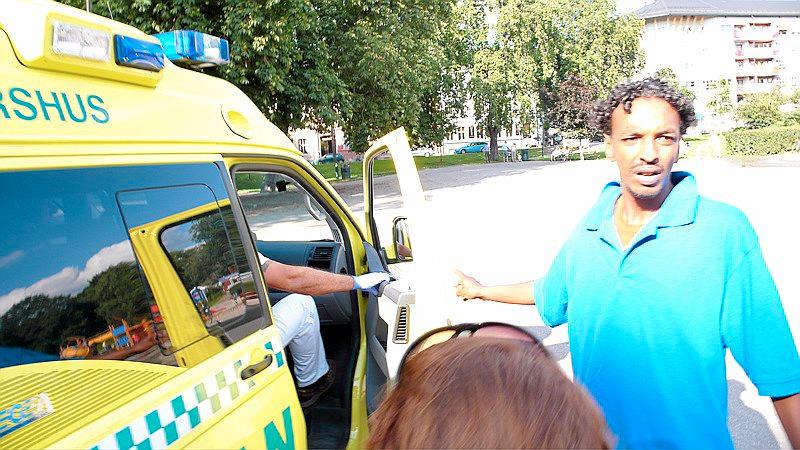 Ali Farah (ikke på bildet) ble slått ned i Sofienbergparken i fjor sommer. Her kjører ambulansen fra stedet uten Farah.