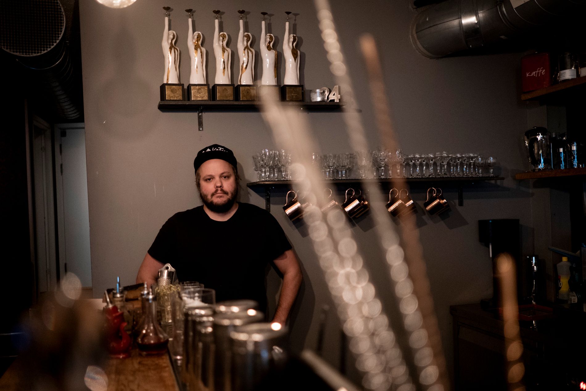 André Kvilhaug driver Pjolter og Punsj i Stavanger sentrum og baren Gimlet i østre bydel. Han er glad for at serveringsstedene blir prioritert av kommunen, men mener at midlene kunne kommet enda raskere.