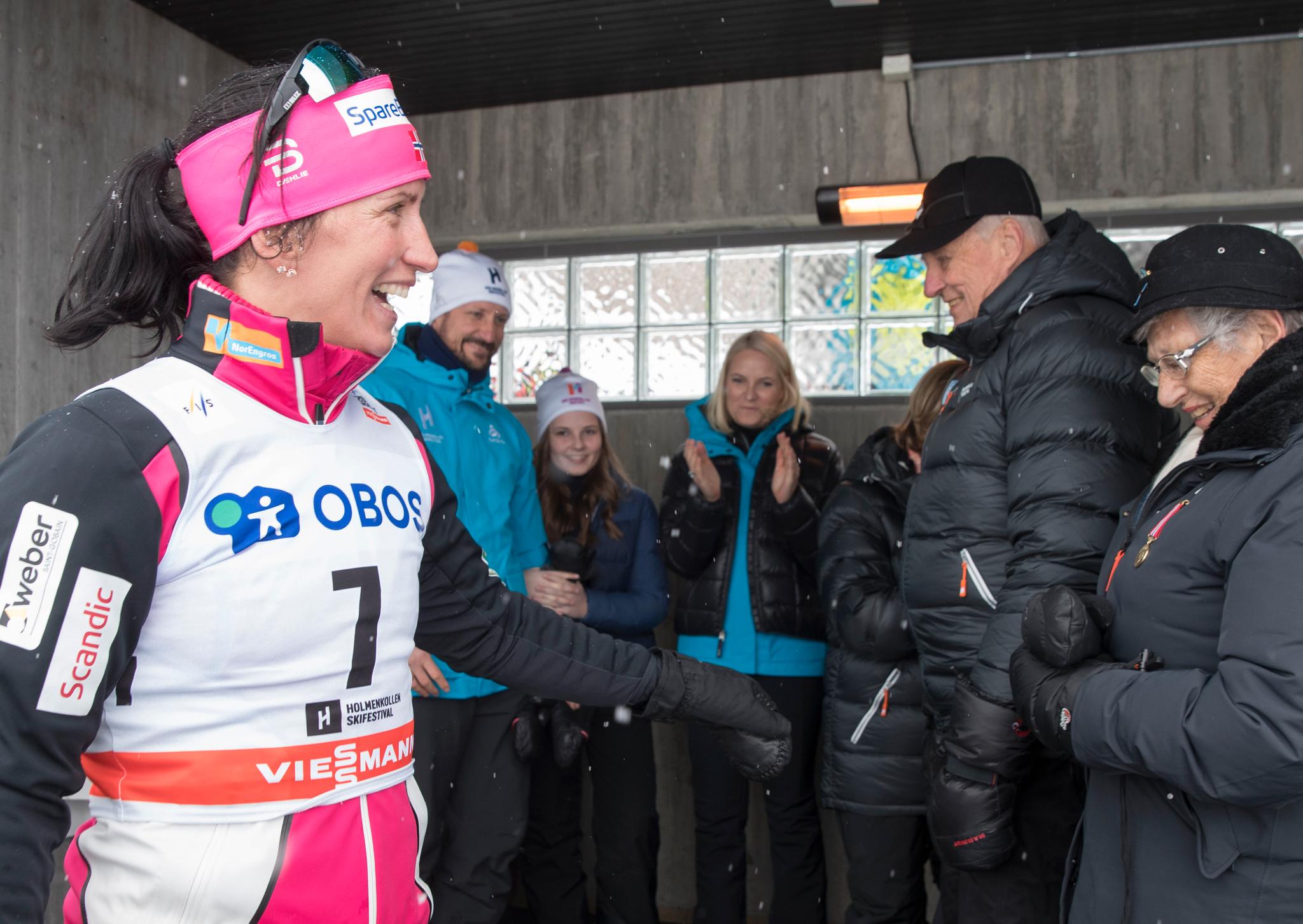 Kong Harald og resten av kongefamilien har fulgt karrièren til Bjørgen tett. Her gratulerer de henne etter årets seier på 30 kilometeren i Kollen. 