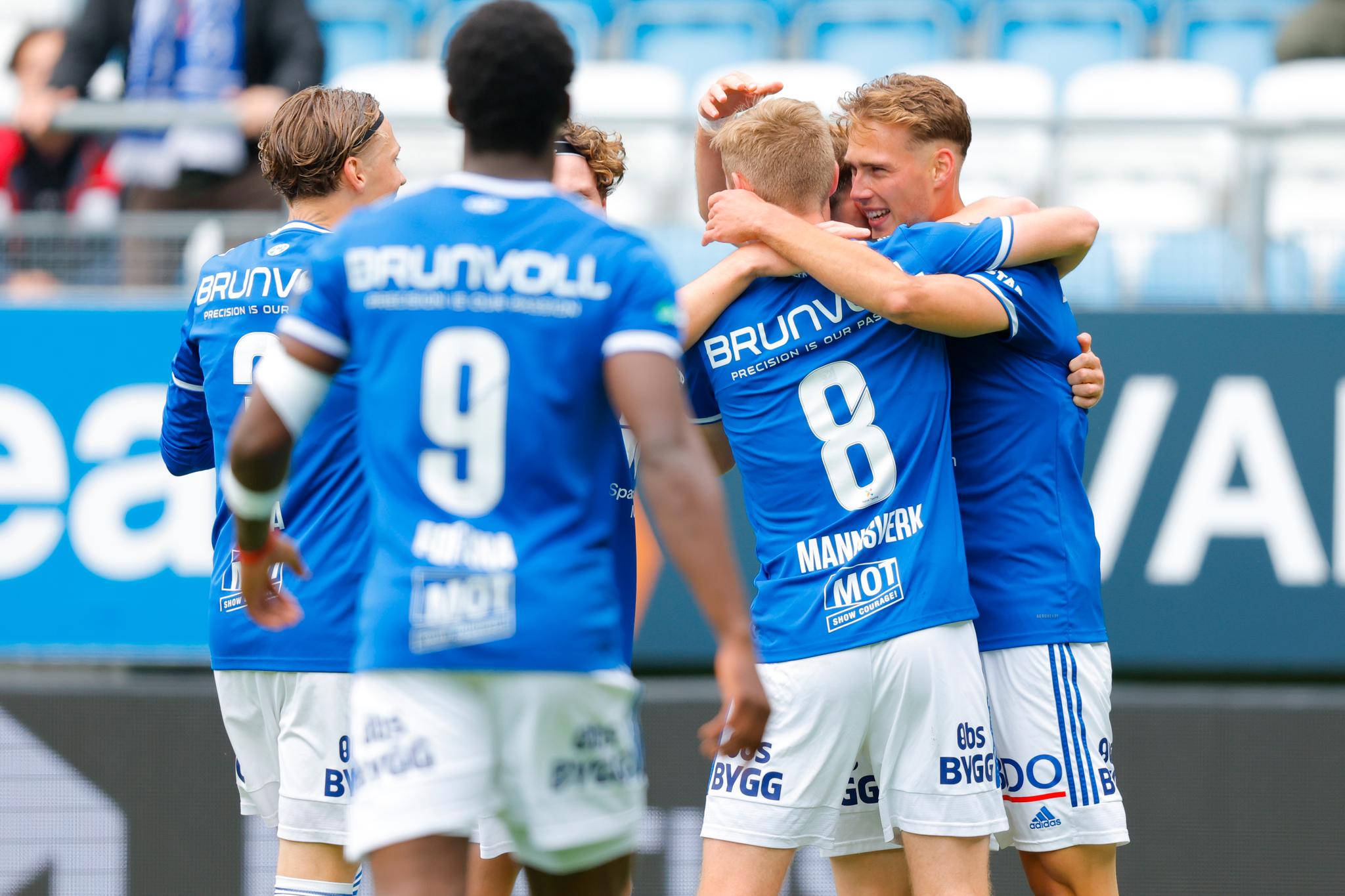 Magnus Grødem gratuleres av lagkameratene etter å ha satt inn 1–0 for hjemmelaget.