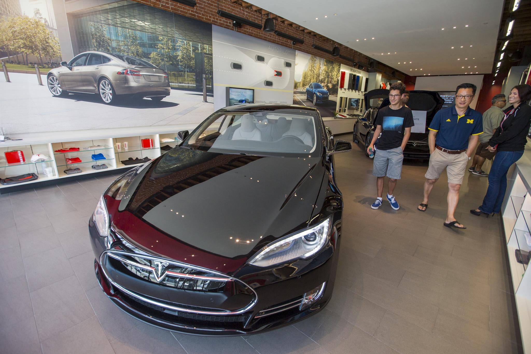 Potensielle kunder tar en titt på en Tesla 85D i en butikk i Pasadena i California.