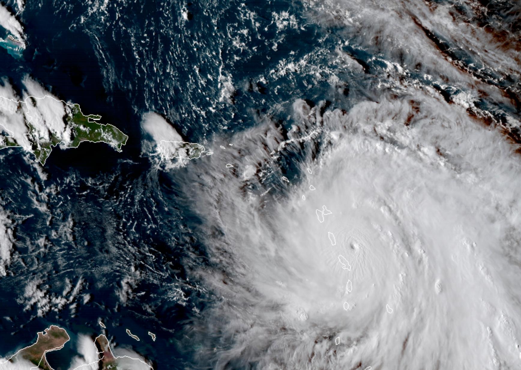  Orkanen Maria ble avbildet kort tid før den nådde land på Dominica 