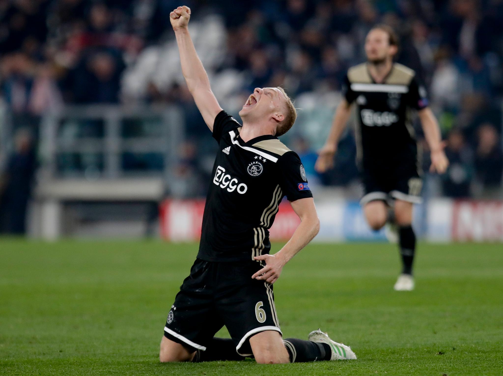 Donny van de Beek scoret 1–1-målet etter 34 minutter borte mot Juventus i den andre Champions League-kvartfinalen. 