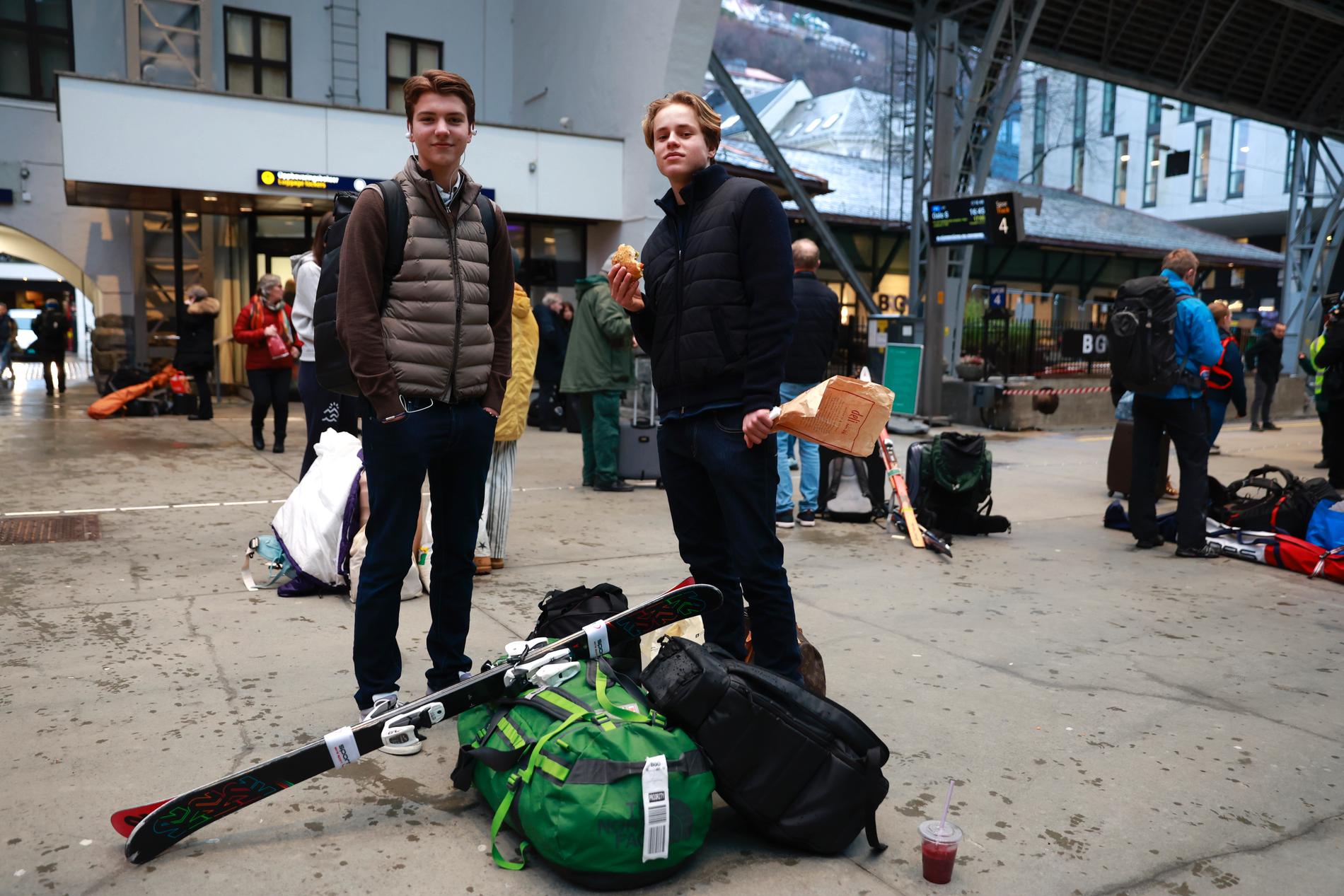 Kompisene Teo Bakke og Ulrik Kristoffer Aase kom seg ikke av gårde med toget klokken 16.45 som planlagt.