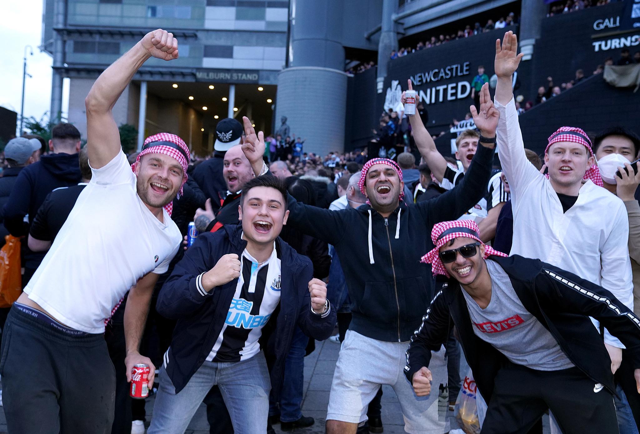 JUBEL: Mange Newcastle-supportere dro til klubbens stadion for å feire overtagelsen.