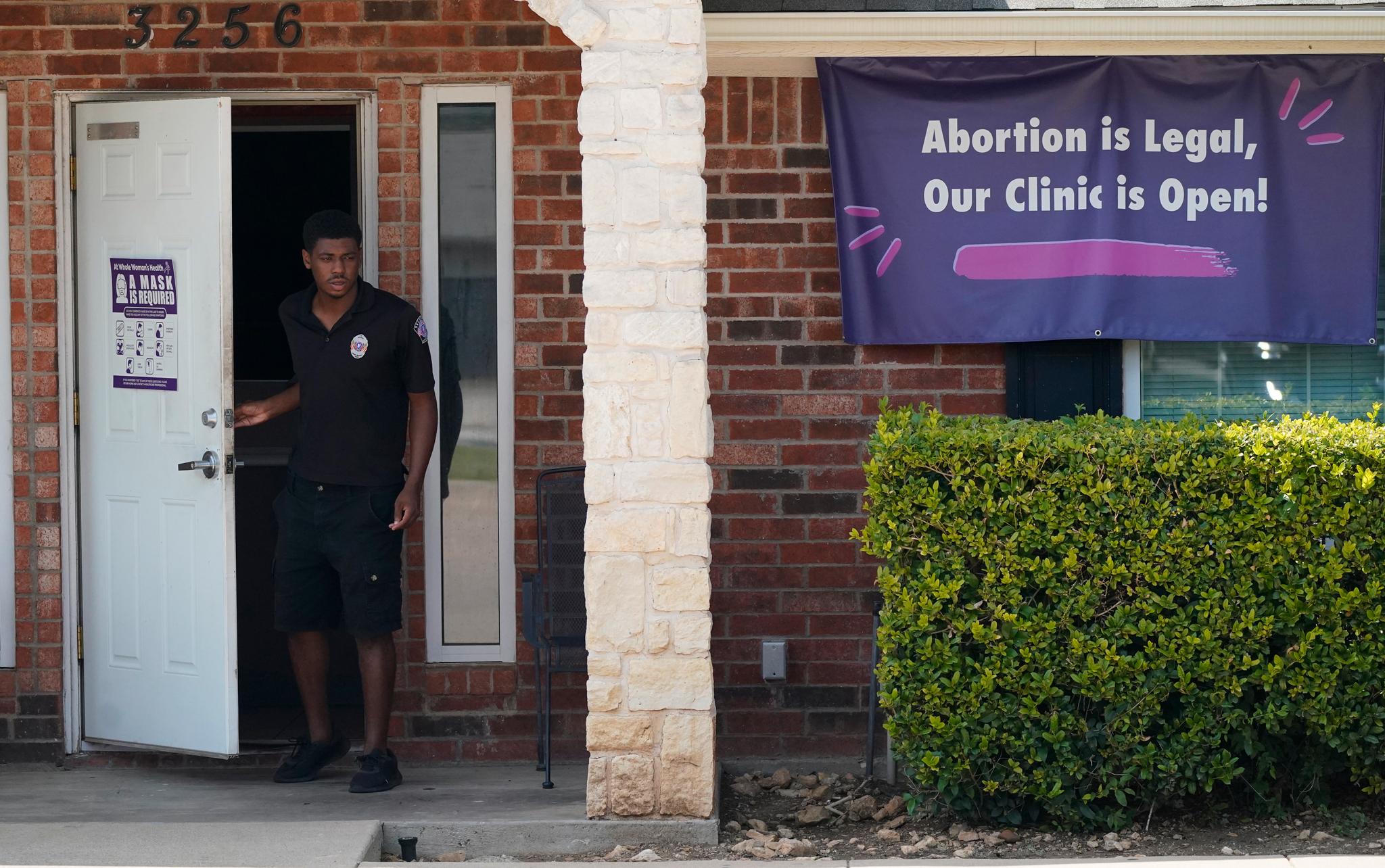 Abortloven i Texas åpner for at vanlige folk kan saksøke alle som medvirker til abort, blant dem kvinnen selv, leger og klinikker som utfører abort, og de som kjører kvinnen til klinikken. Bildet viser en kvinneklinikk i Fort Worth i Texas.