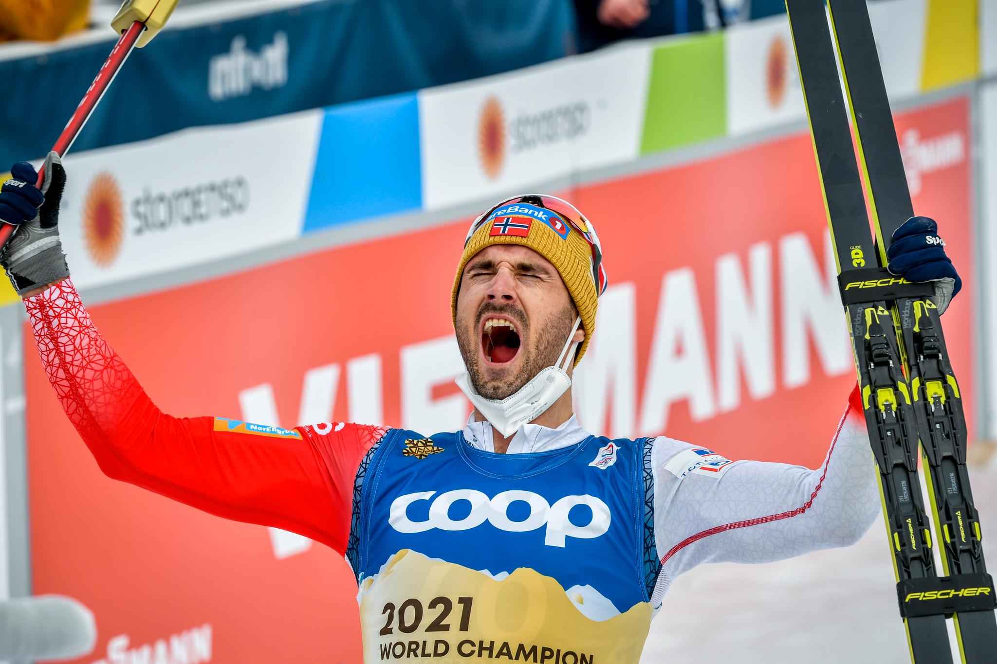 VERDENSMESTER: Hans Christer Holund etter VM-gullet på 15 km fristil i Oberstdorf i 2021.