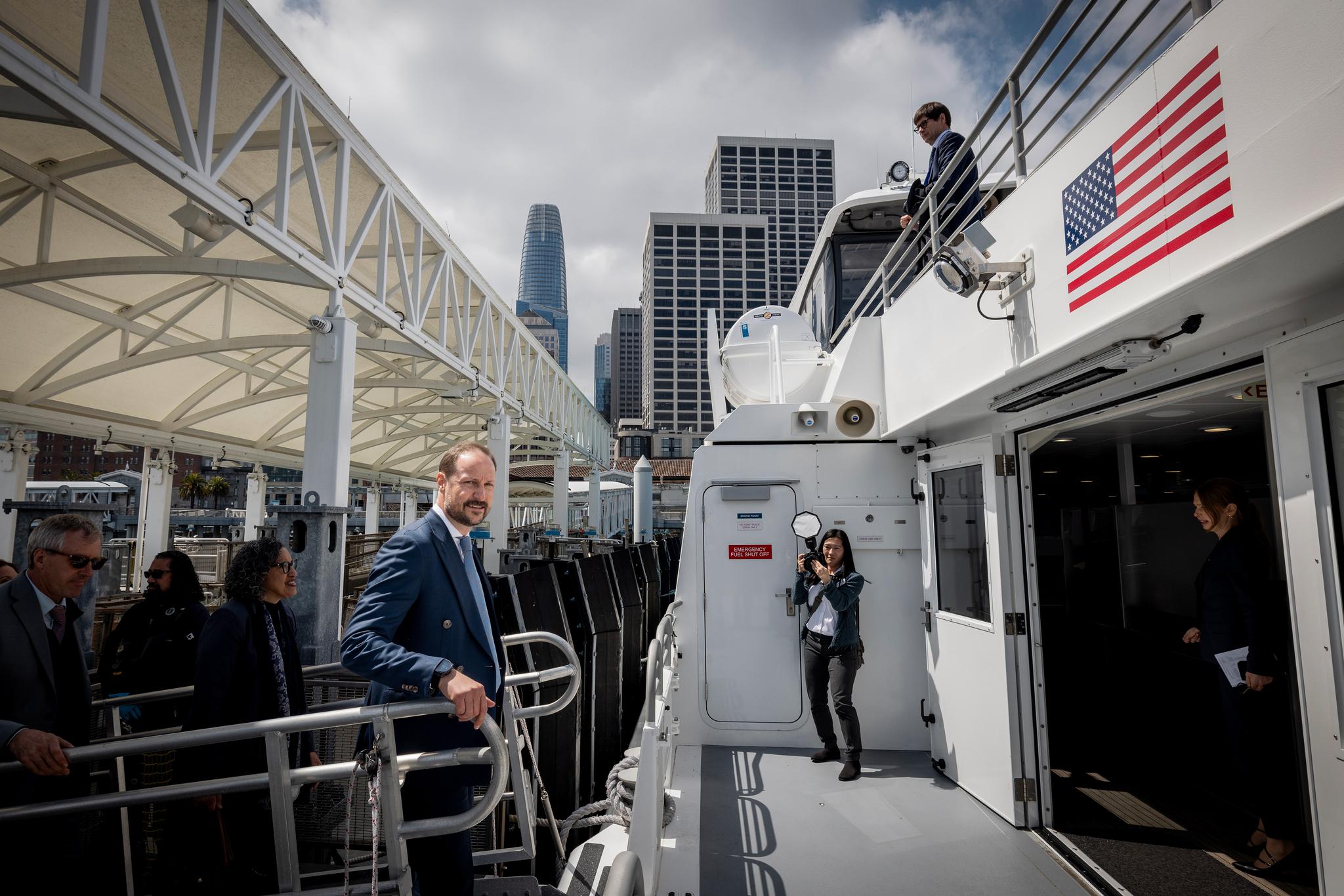 Kronprins Haakon går her om bord i Delphinus, den siste dieseldrevne fergen det lokale fergeselskapet i San Francisco anskaffer.