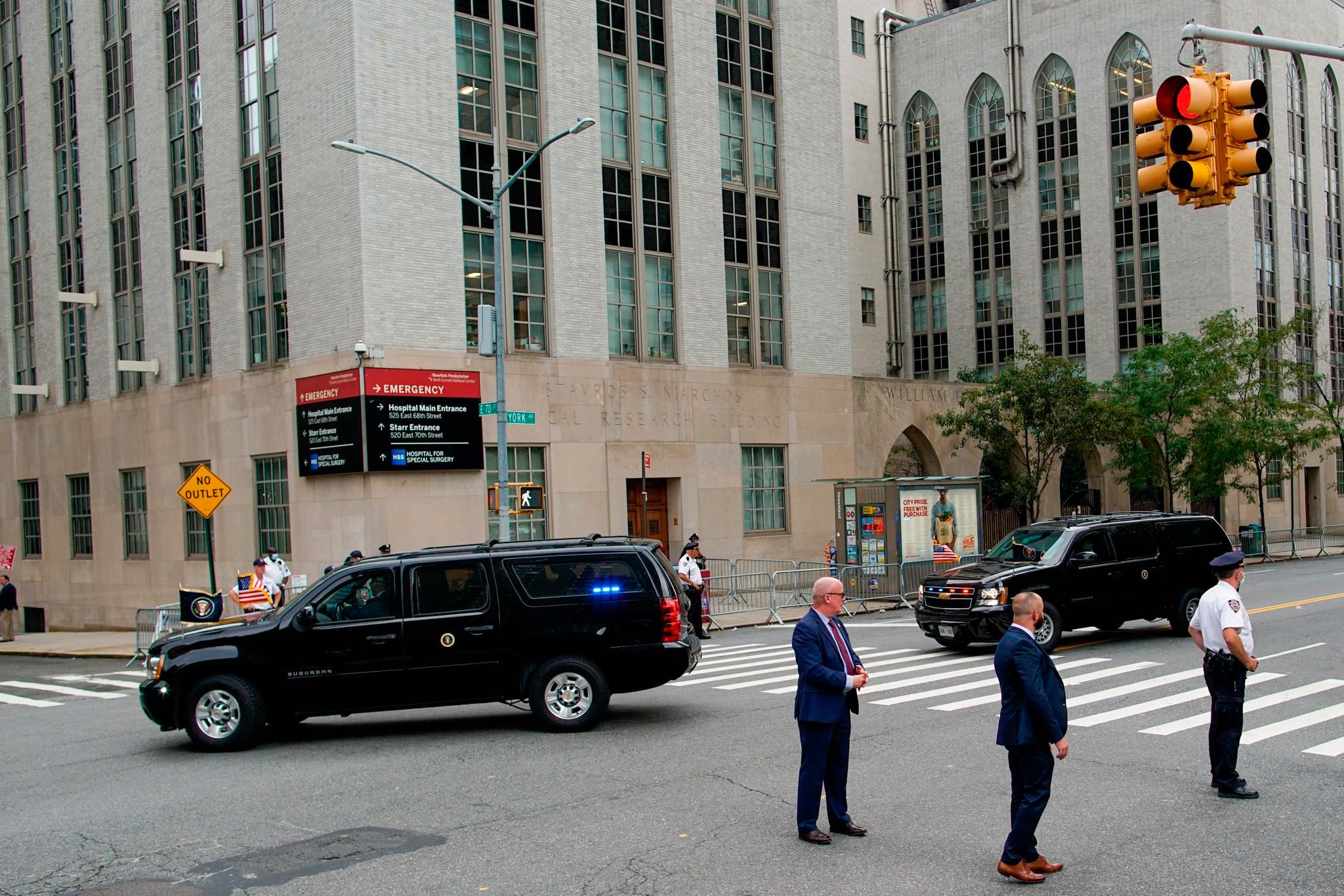 Bilkortesjen med president Donald Trump ankommer New York-Presbyterian Hospital. Presidentens bror, Robert Trump, behandles ved sykehuset for en ikke-oppgitt sykdom. 