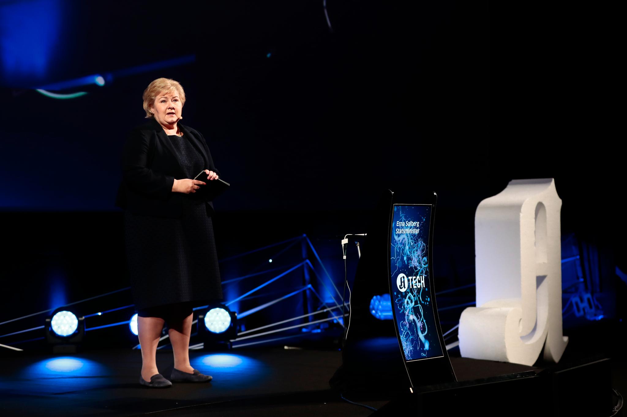 OM FREMTIDENS TEKNOLOGI: Statsminister Erna Solberg var første taler ut på teknologikonferansen A-tech 2018, som avholdes i Colosseum kino i Oslo onsdag.