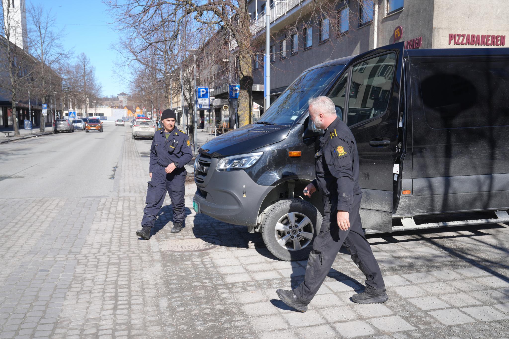 Politiet i arbeid ved åstedet i Steinkjer sentrum søndag. 
