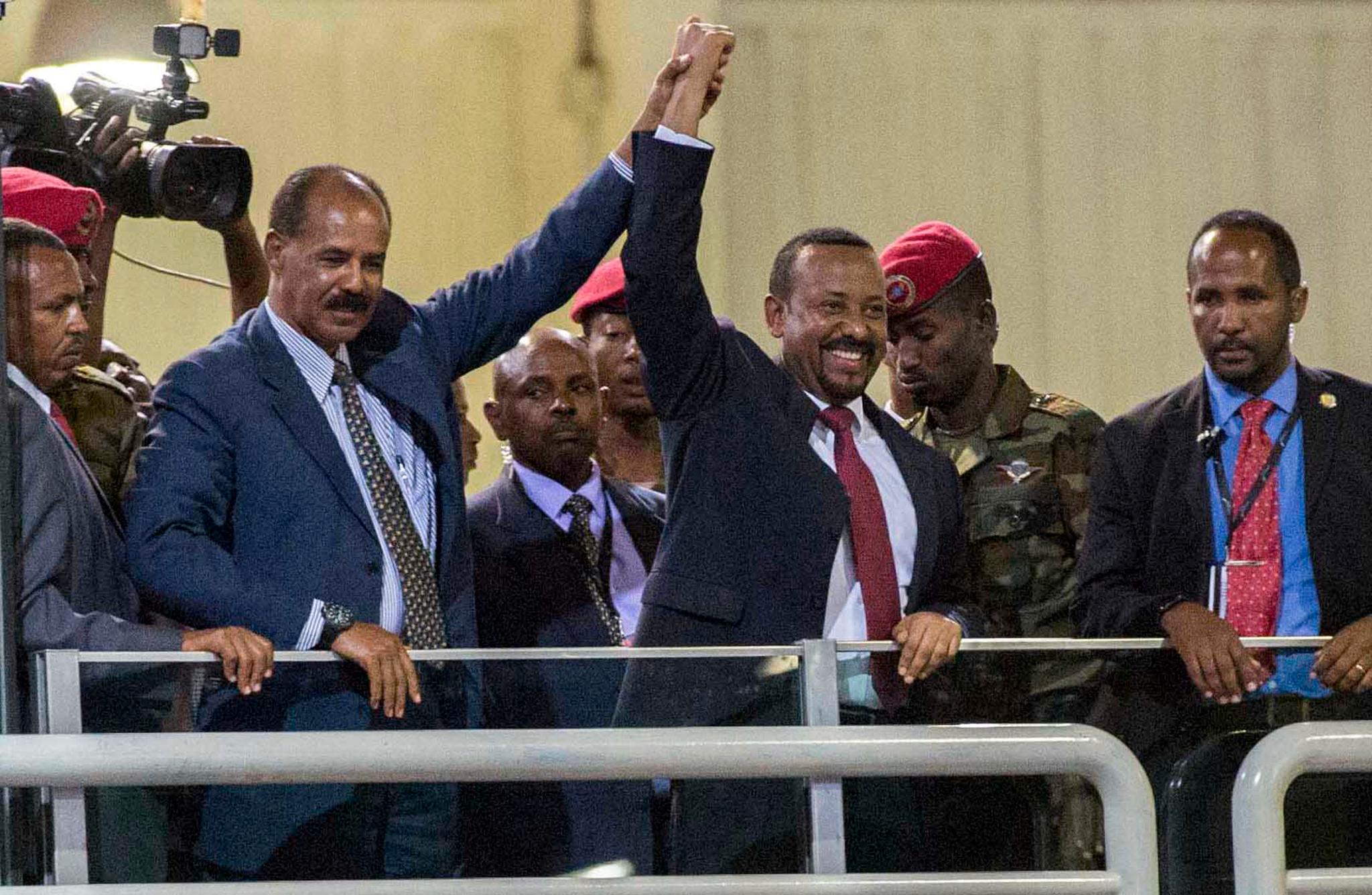 Eritreas president Isaias Afwerki (til venstre) og Etiopias statsminister Abiy Ahmed fotografert sammen i Addis Abeba i juli 2018. Etter år med rivalisering mellom landene, har det nå vært forsoning. 