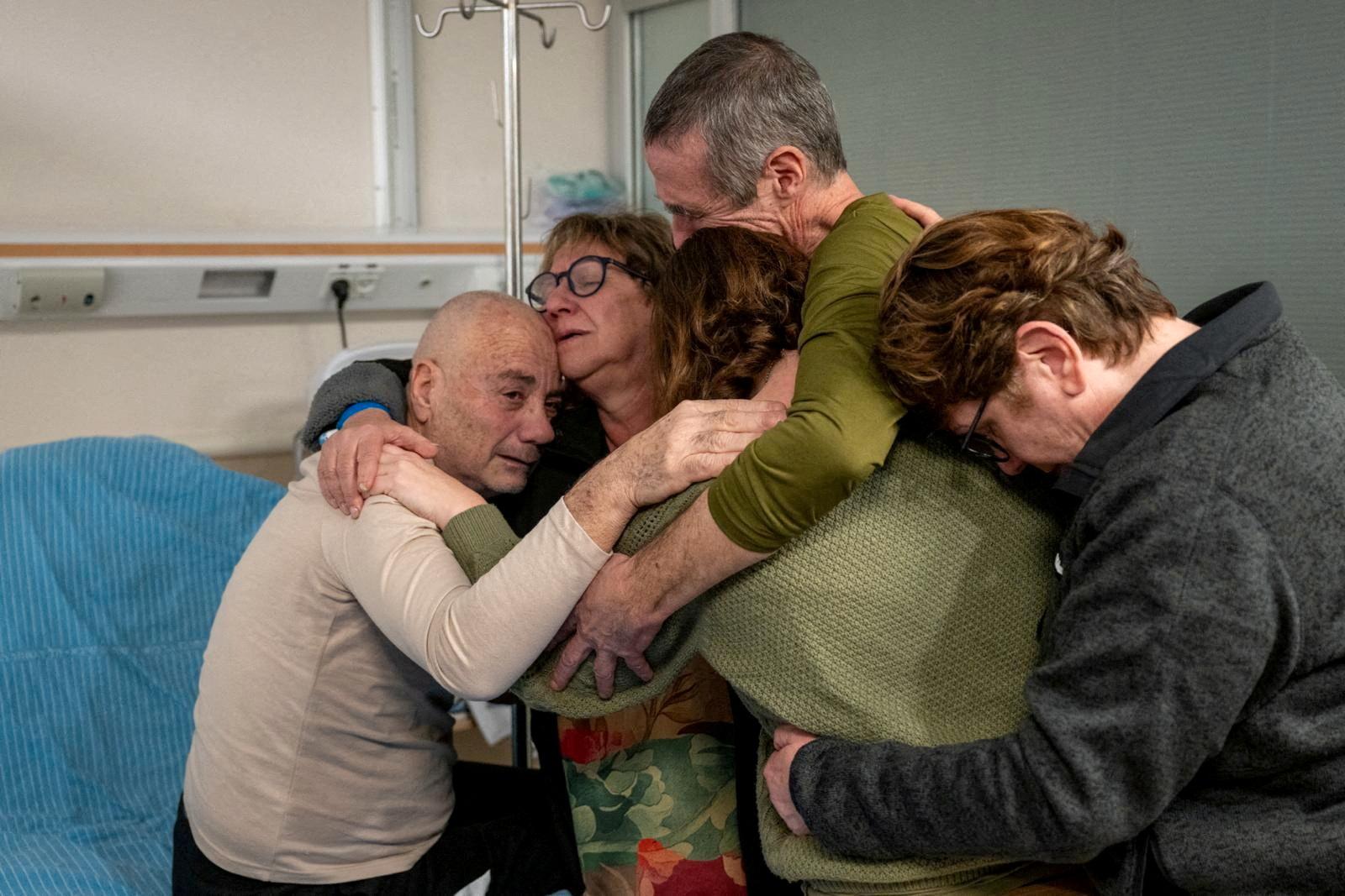 De to israelske gislene som ble frigjort, ble gjenforent med sine slektninger på Sheba Medical Center i Ramat Gan i Israel.