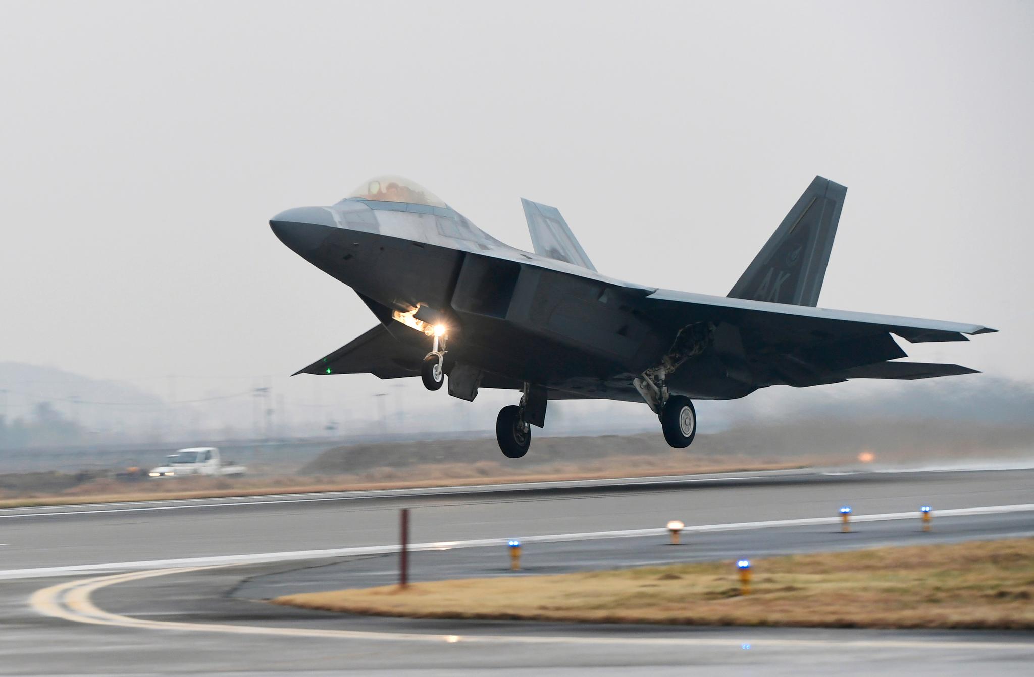 En amerikansk F-22 Raptor tar av fra en sørkoreansk flybase mandag morgen.