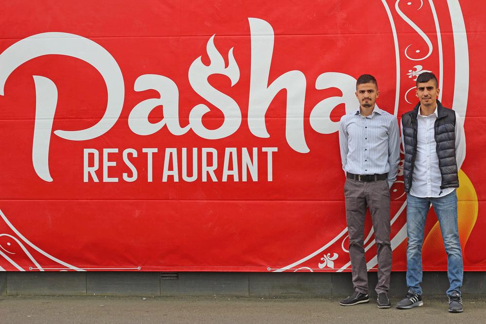 Øzcan Akbas (24) og Yasin Akbas (25) har tidligere drevet et malerfirma. Nå skal de starte opp den tyrkiske restauranten Pasha i Stavanger sentrum.