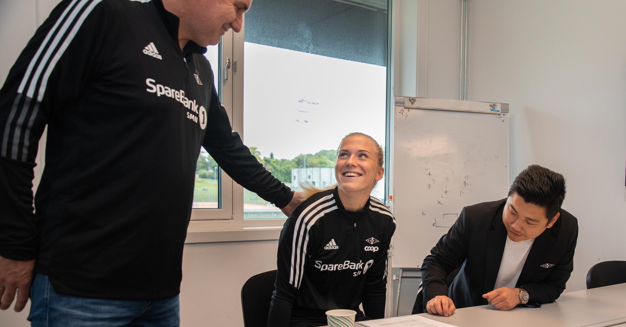 Sportslig koordinator Roar Vikvang gratulerer Emilie Nautnes med ny RBK-kontrakt. Til høyre sportslig/administrativ leder Jan Henrik Øydne. 